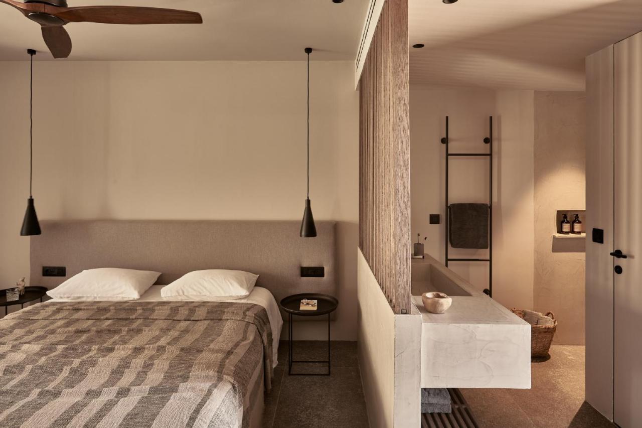 Swim-Up Suite