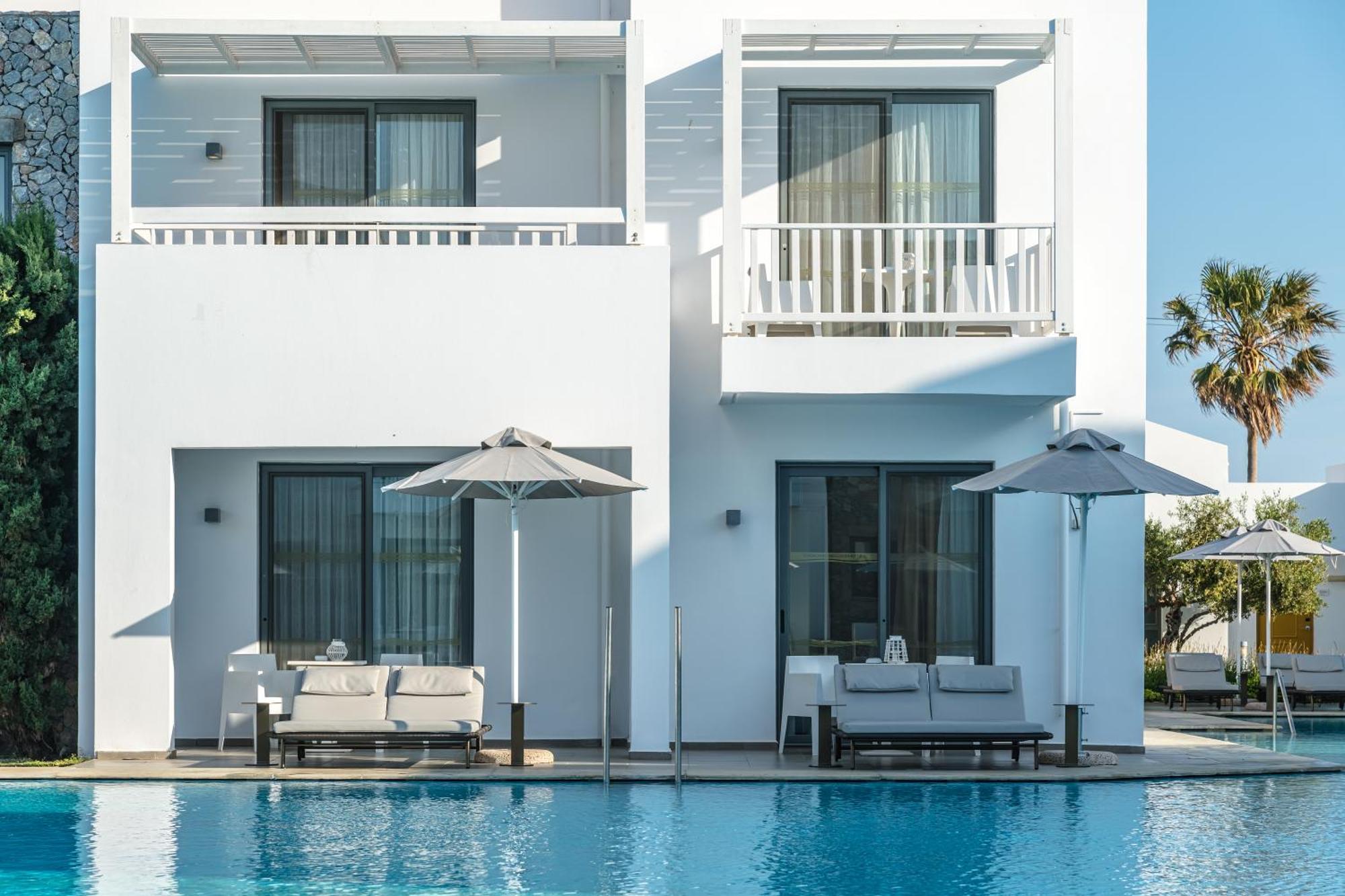 Superior Front Pool Room Swim-up,1432078000:JPEG