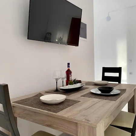 Central, Sunny & Spacious Apartment In Town - El Greco Apartments No 1-3