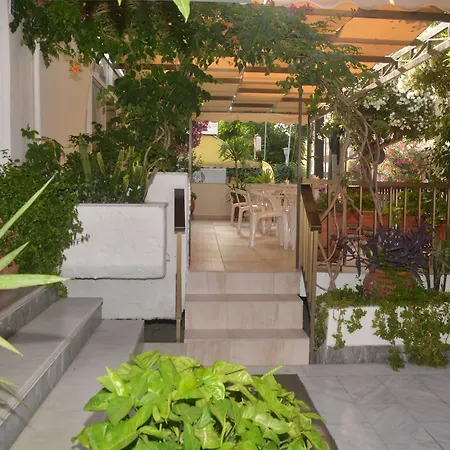 Paradise Hotel-2