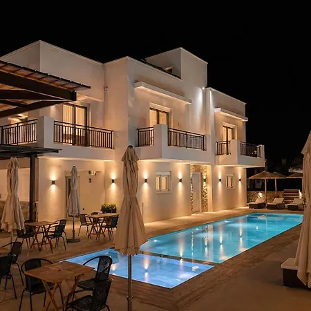 Diamond Deluxe Apartments Pool&Bar-3