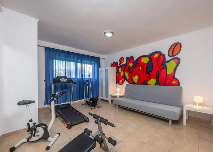 Haustierfreundliches Xenos Villa 2 With A Private Pool,Near The Sea Tigaki